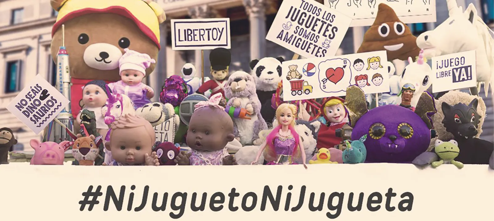 Campaña #NiJuguetoNiJugueta con juguetes y carteles protestando por la libertad de juego
