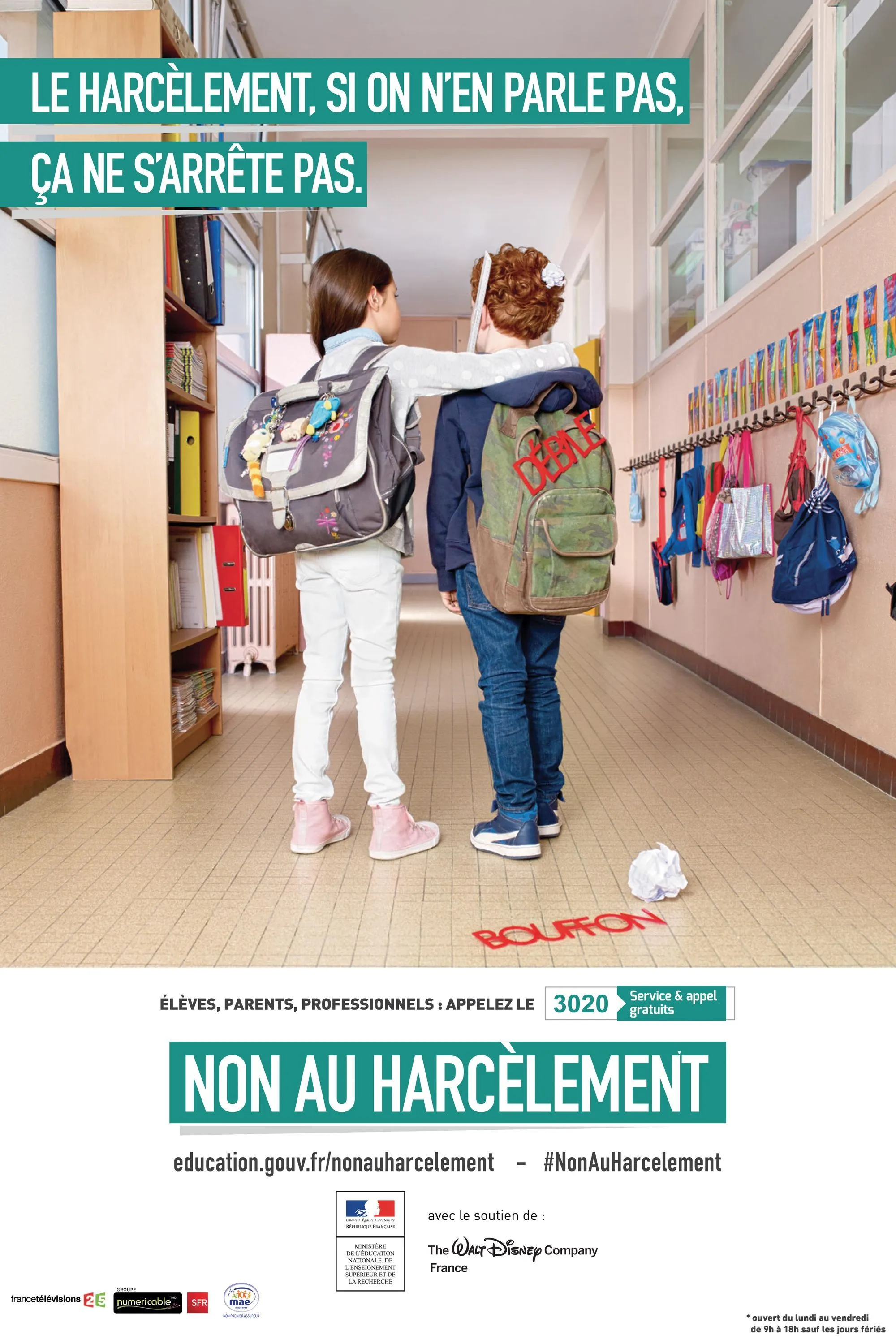 Affiche campagne contre le harcèlement scolaire montrant deux élèves dos à la caméra.  Texte : &quotLe harcèlement, si on n'en parle pas, ça ne s'arrête pas." Numéro vert 3020 indiqué.