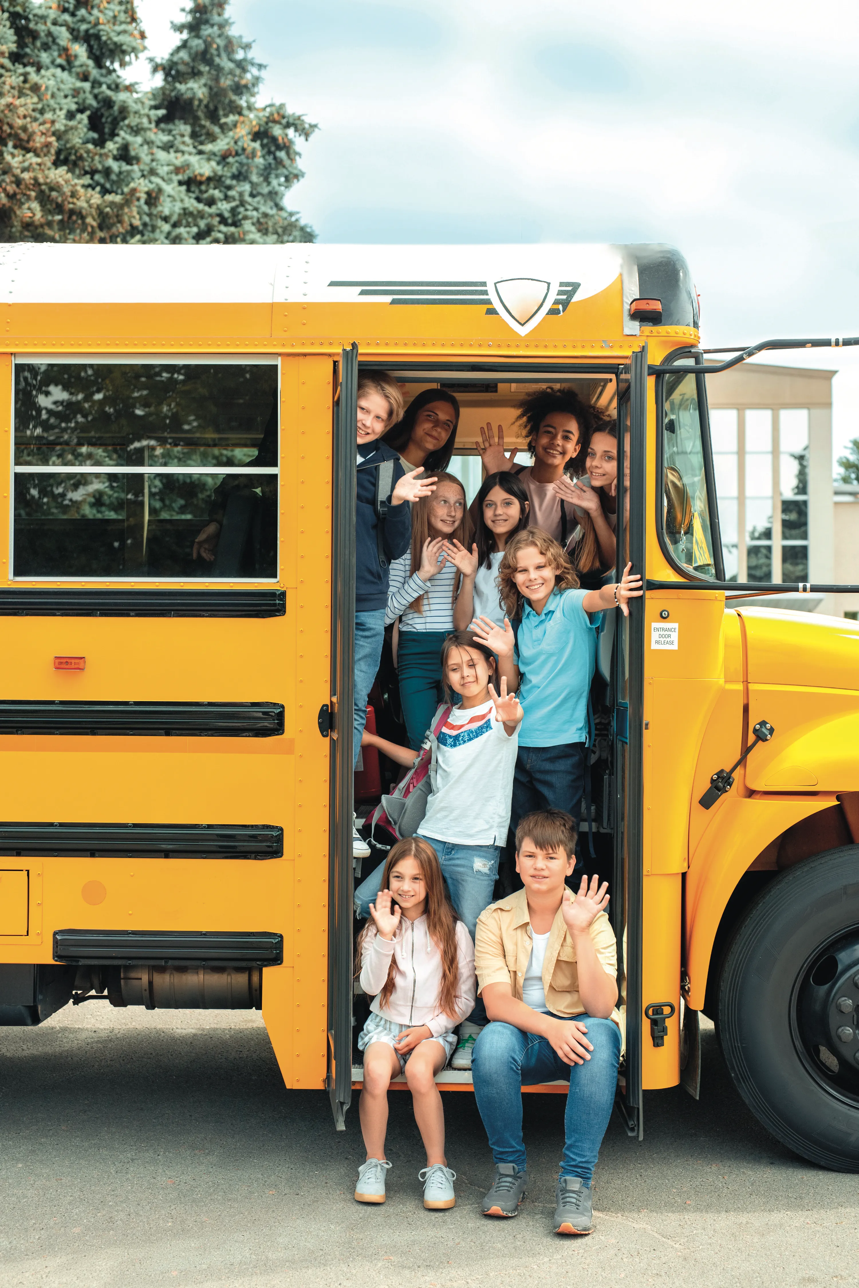 Des enfants descendent d'un bus scolaire.