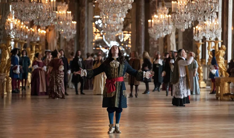 Photogramme de la série Versailles, réalisé par Simon Mirren et David Wolstencroft, 2018, avec George Blagden (Louis XIV).