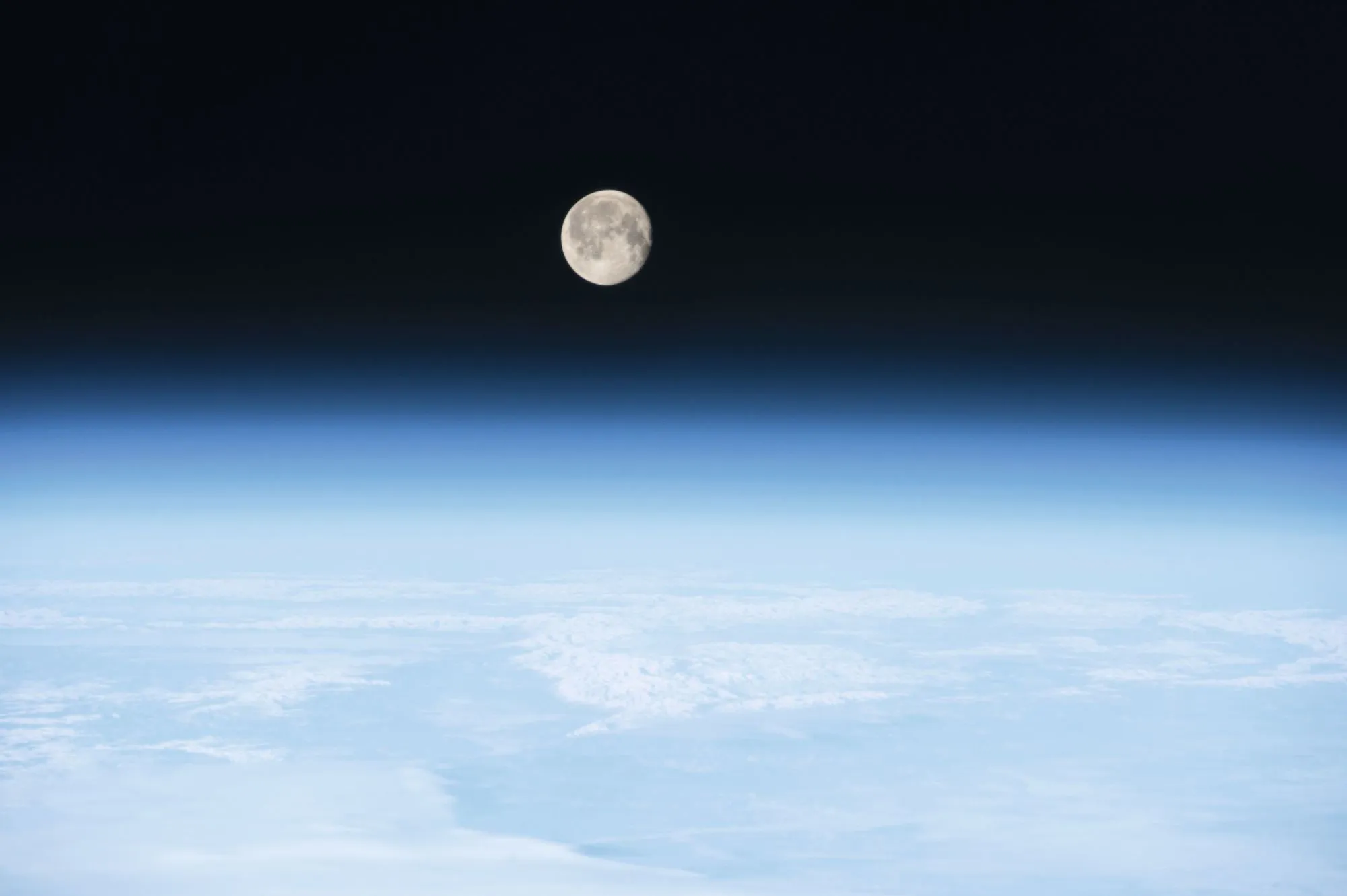 La Lune vue au-dessus de l'atmosphère terrestre