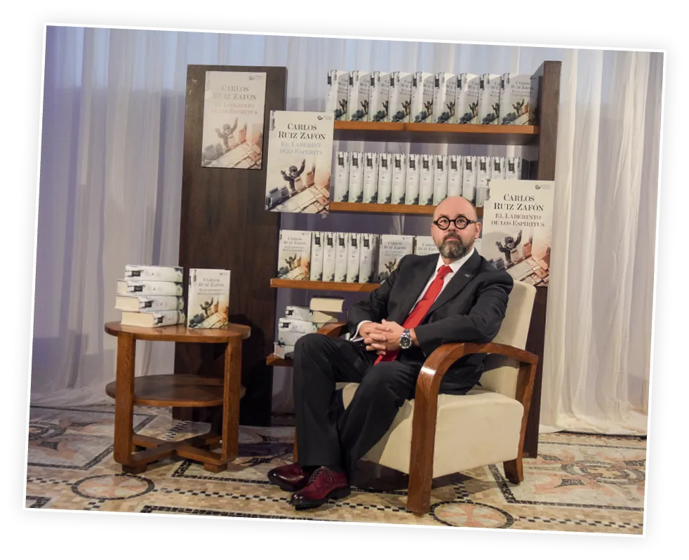 Carlos Ruiz Zafón promocionando su
libro El laberinto de los espíritus, 2016.