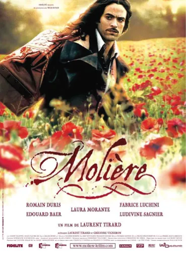 Affiche du film &quotMolière" de Laurent Tirard avec Romain Duris.  Un homme, sac à l'épaule, traverse un champ de coquelicots.