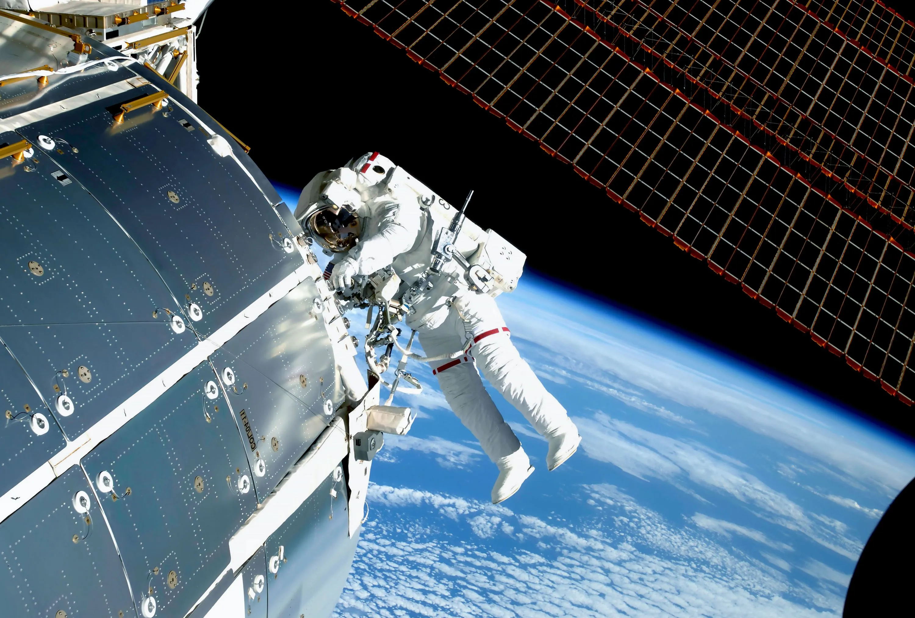 Un astronaute réparant la Station spatiale internationale