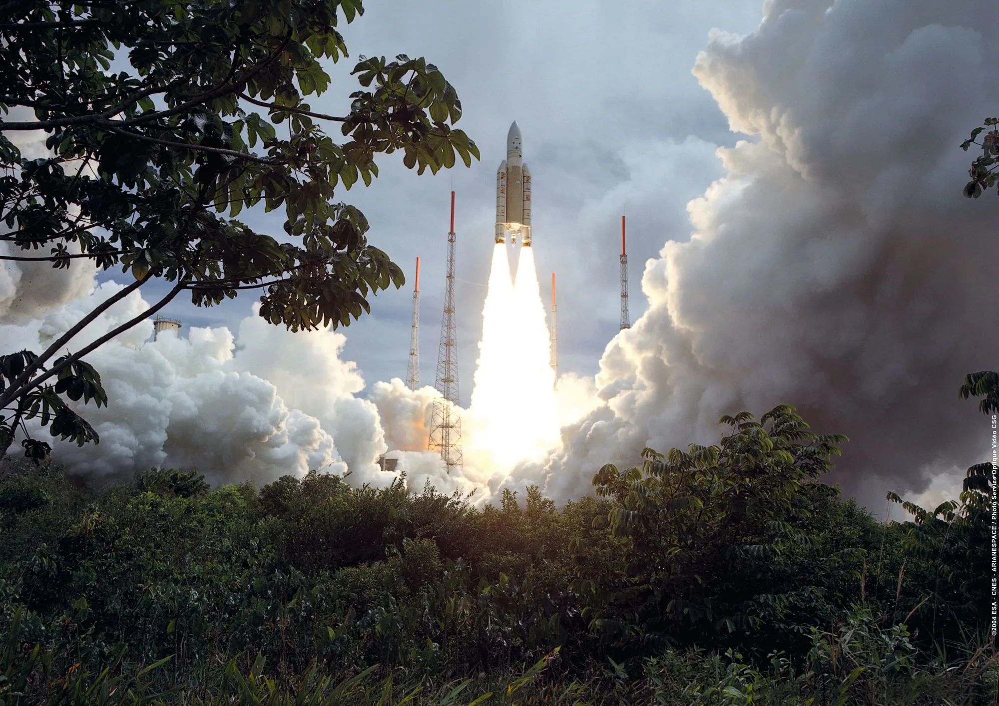 Décollage de la fusée Ariane 5 à Kourou en Guyane, le 18 décembre 2004