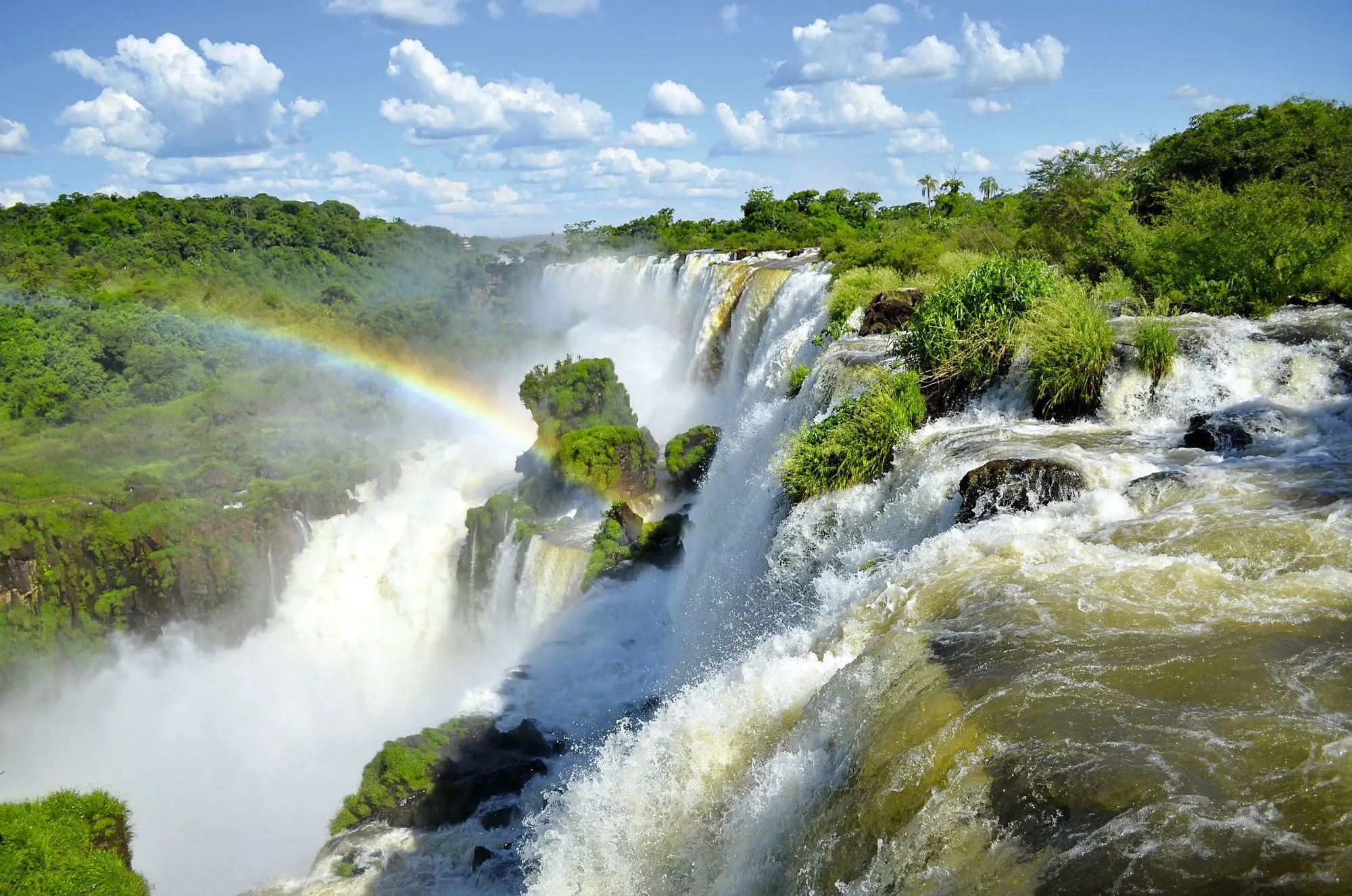 Naissance d'un arc-en-ciel aux chutes d'Iguazú (Brésil)