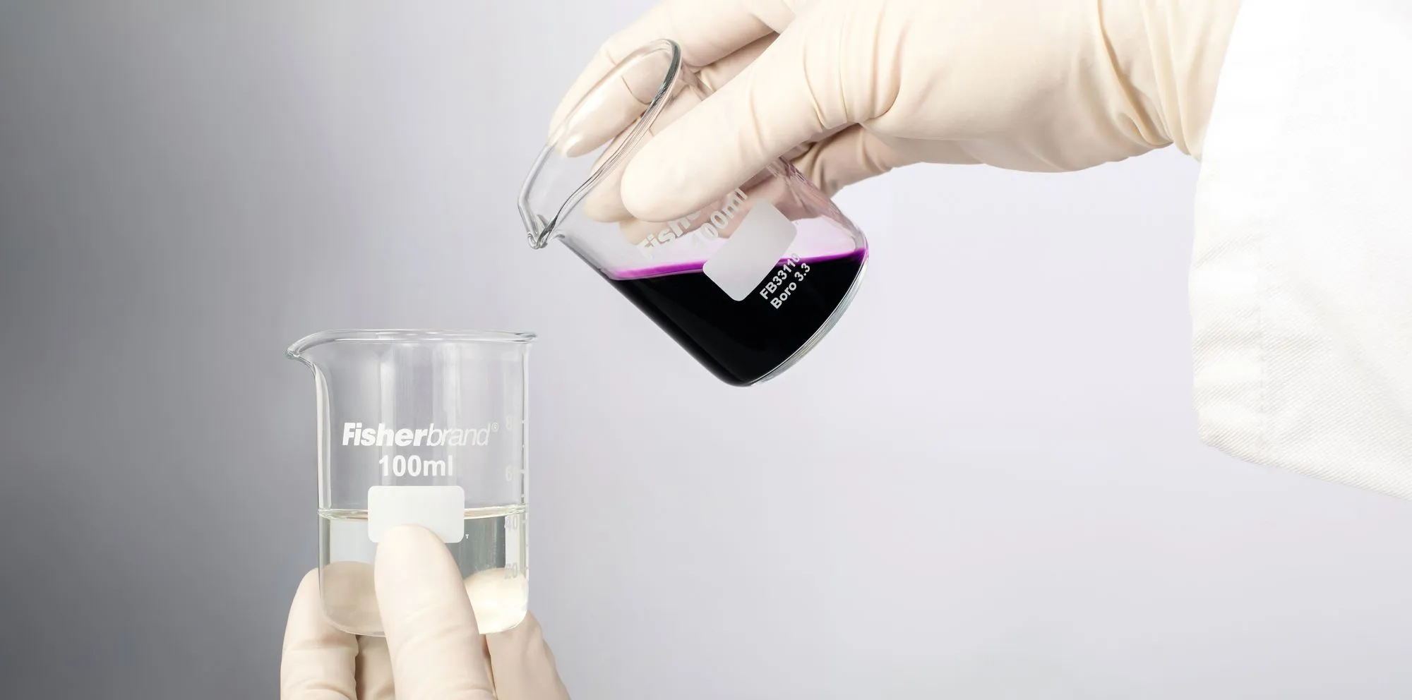 Mélange d'une solution violette de permanganate de potassium et d'une solution de sulfate de fer (II) incolore