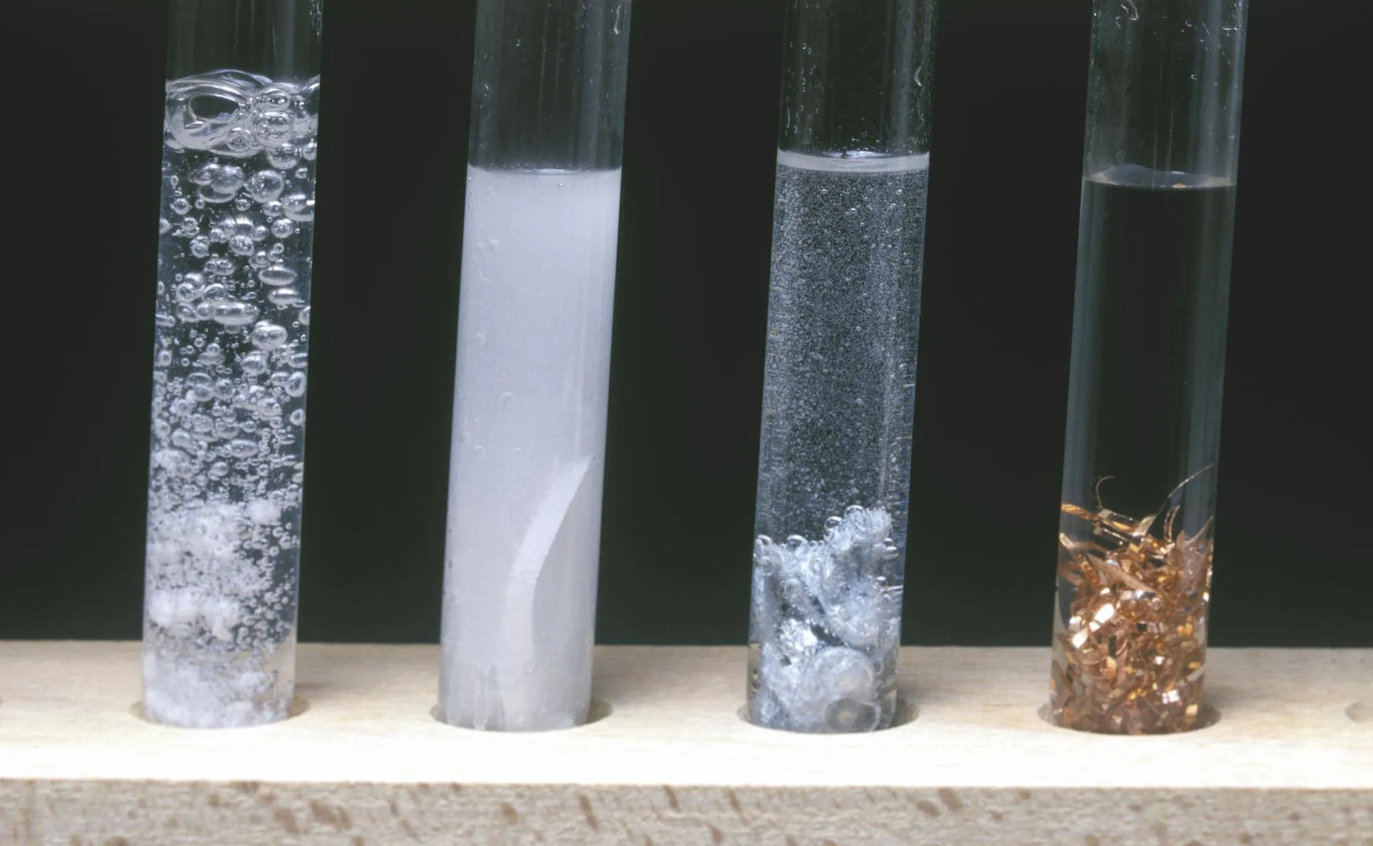 Réactions de différents métaux avec l'acide chlorhydrique