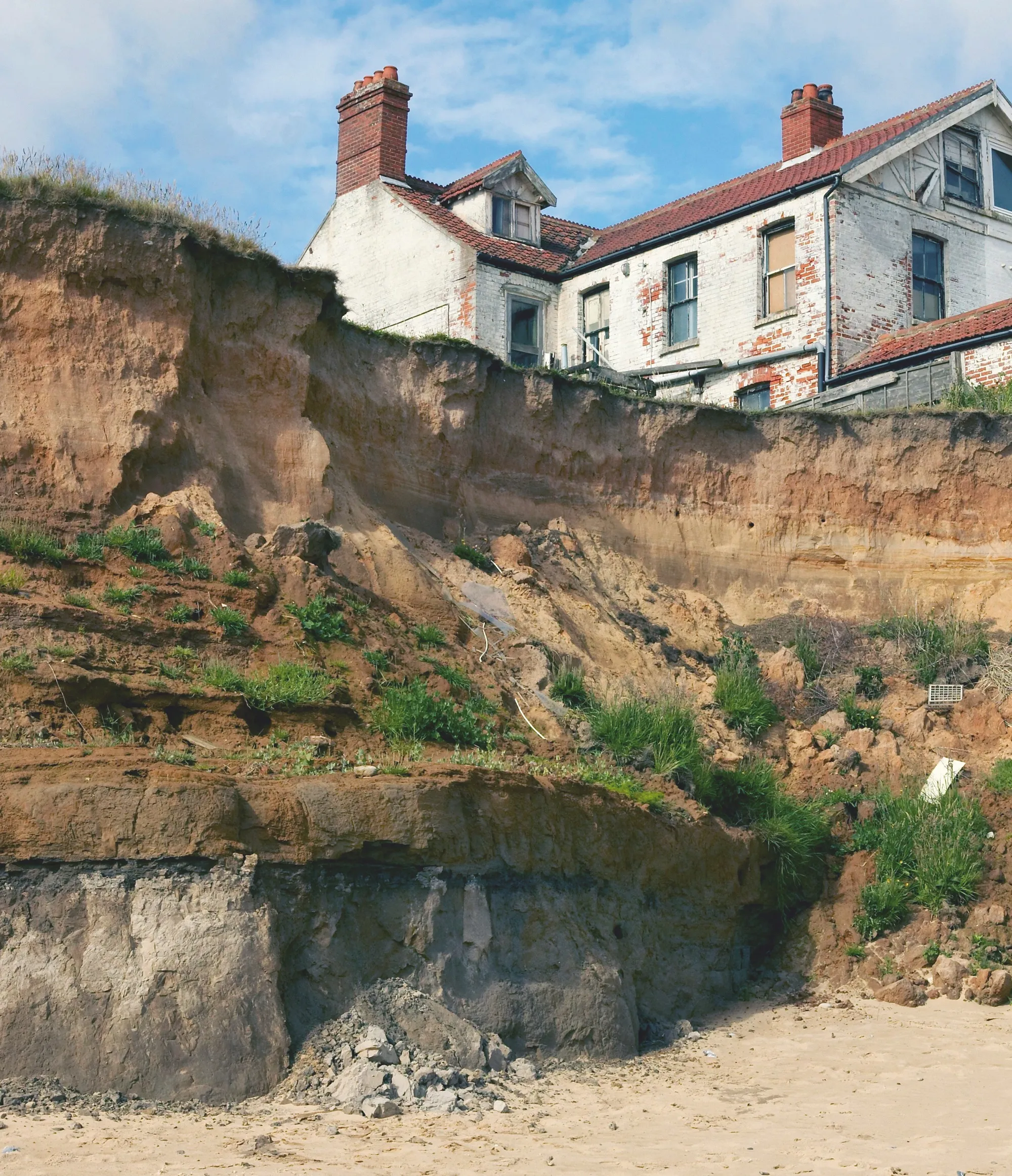 Le recul de la côte de Happisburgh au nord de l'Angleterre : les côtes s'érodent jusqu'à 9 mètres par an, ce qui menace les constructions les plus proches.