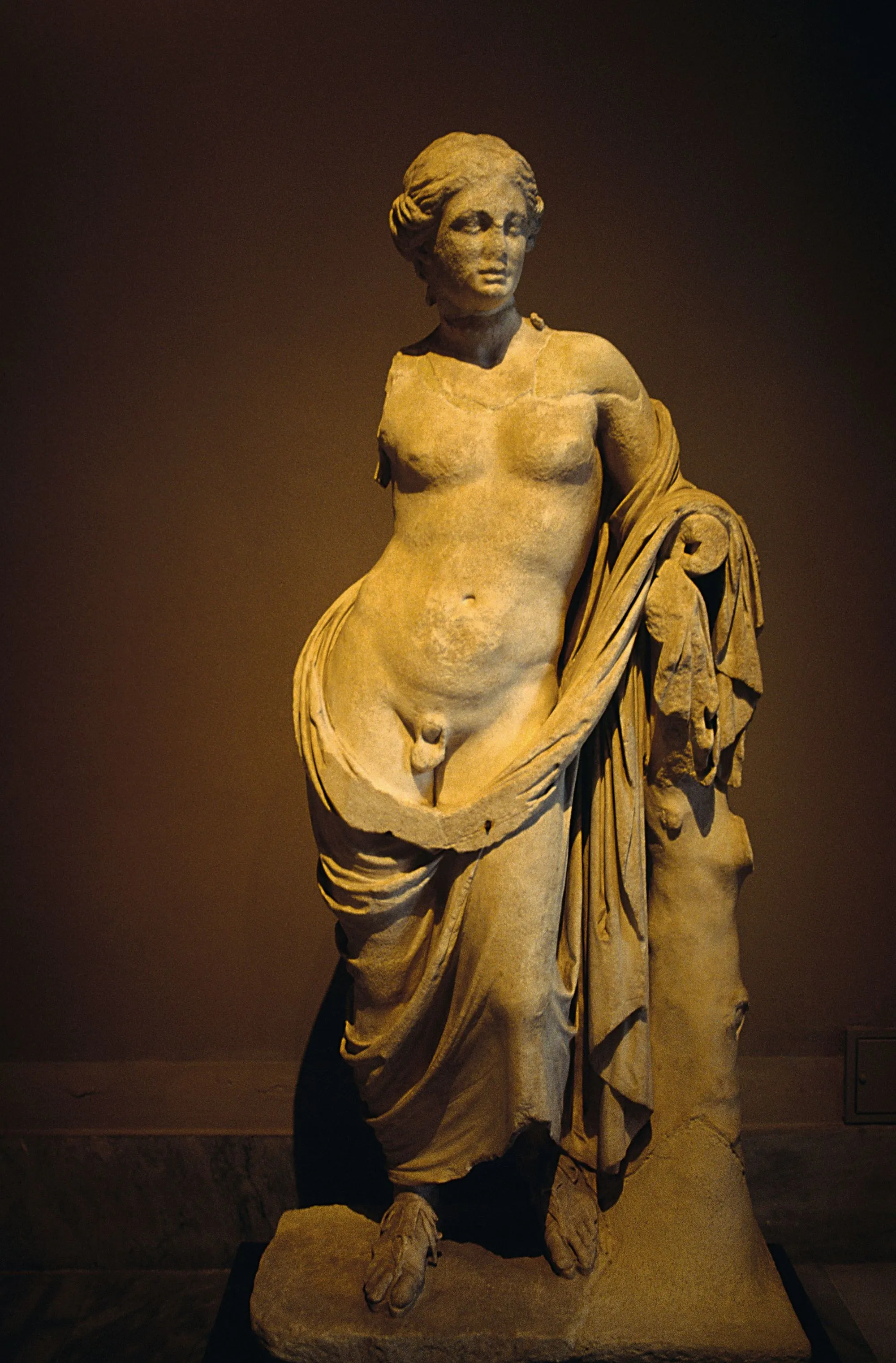 Statue d'hermaphrodite du musée archéologique d'Istanbul (IIIe siècle avant J.-C., Turquie).