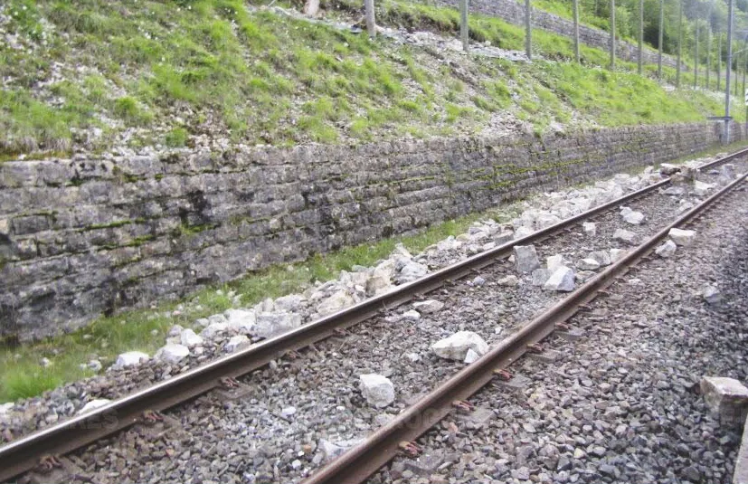 Éboulement rocheux empêchant la circulation des trains à Nantua.