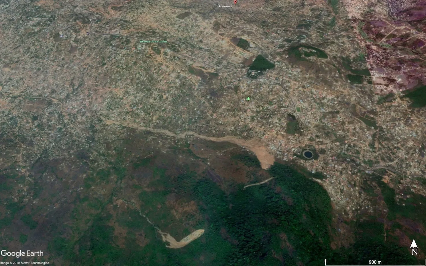 Image satellite du quartier de Freetown en février 2018, après les glissements de terrain
