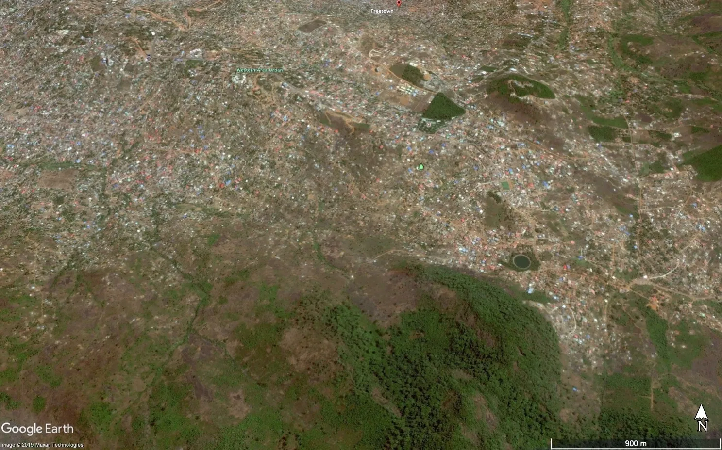 Image satellite d'un quartier de Freetown (Sierra Leone) en mars 2017, avant les glissements de terrain