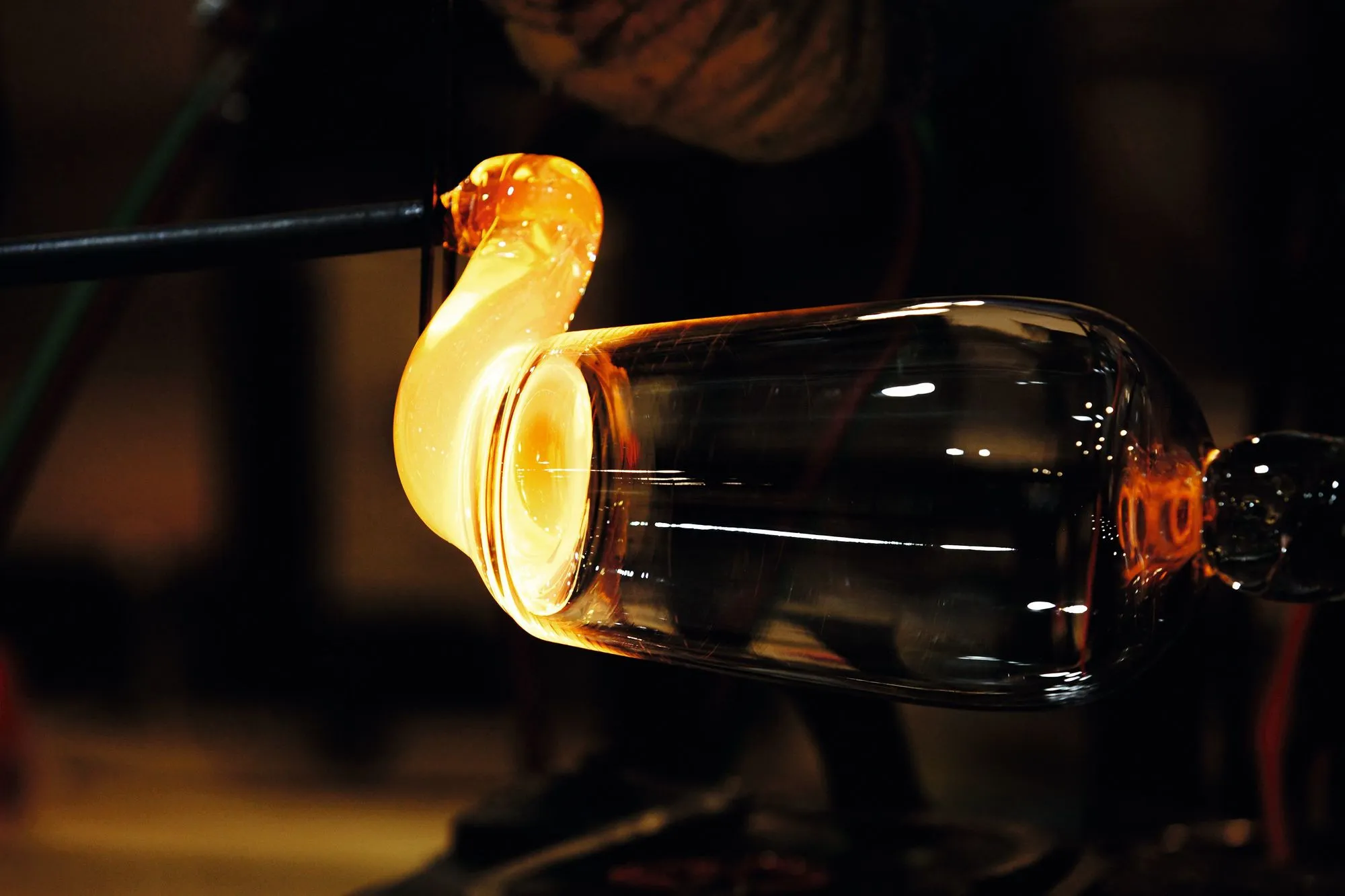 La fabrication d'un verre par un souffleur de verre.