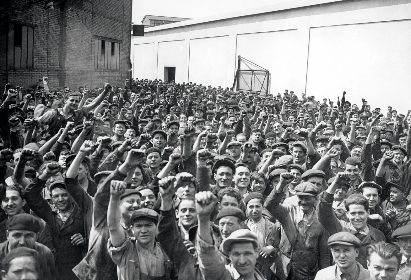 Ouvriers de lʼusine automobile Renault à Boulogne-Billancourt en grève,
28 mai 1936, photographie anonyme.