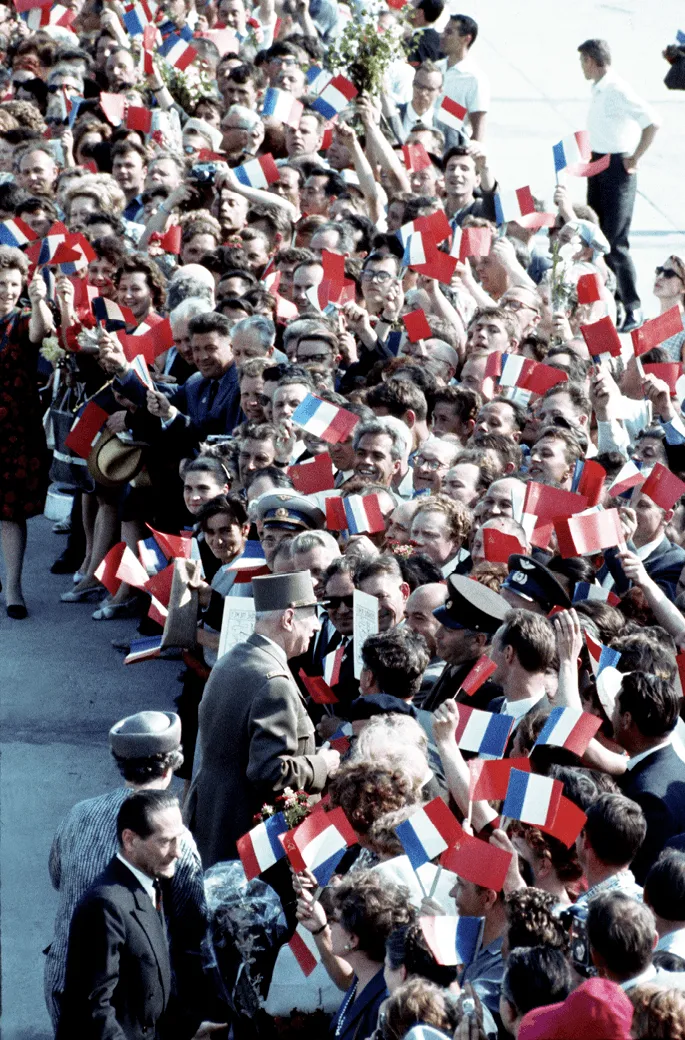 De Gaulle acclamé par la foule lors de son voyage en URSS