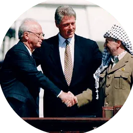 Accords d'Oslo : poignée de main entre Yitzhak Rabin et Yasser Arafat sous les yeux de Bill Clinton