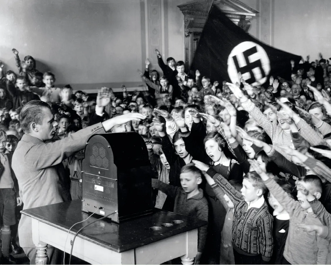 Écoliers allemands écoutant un discours dʼHitler à la radio,
vers 1933, photographie anonyme