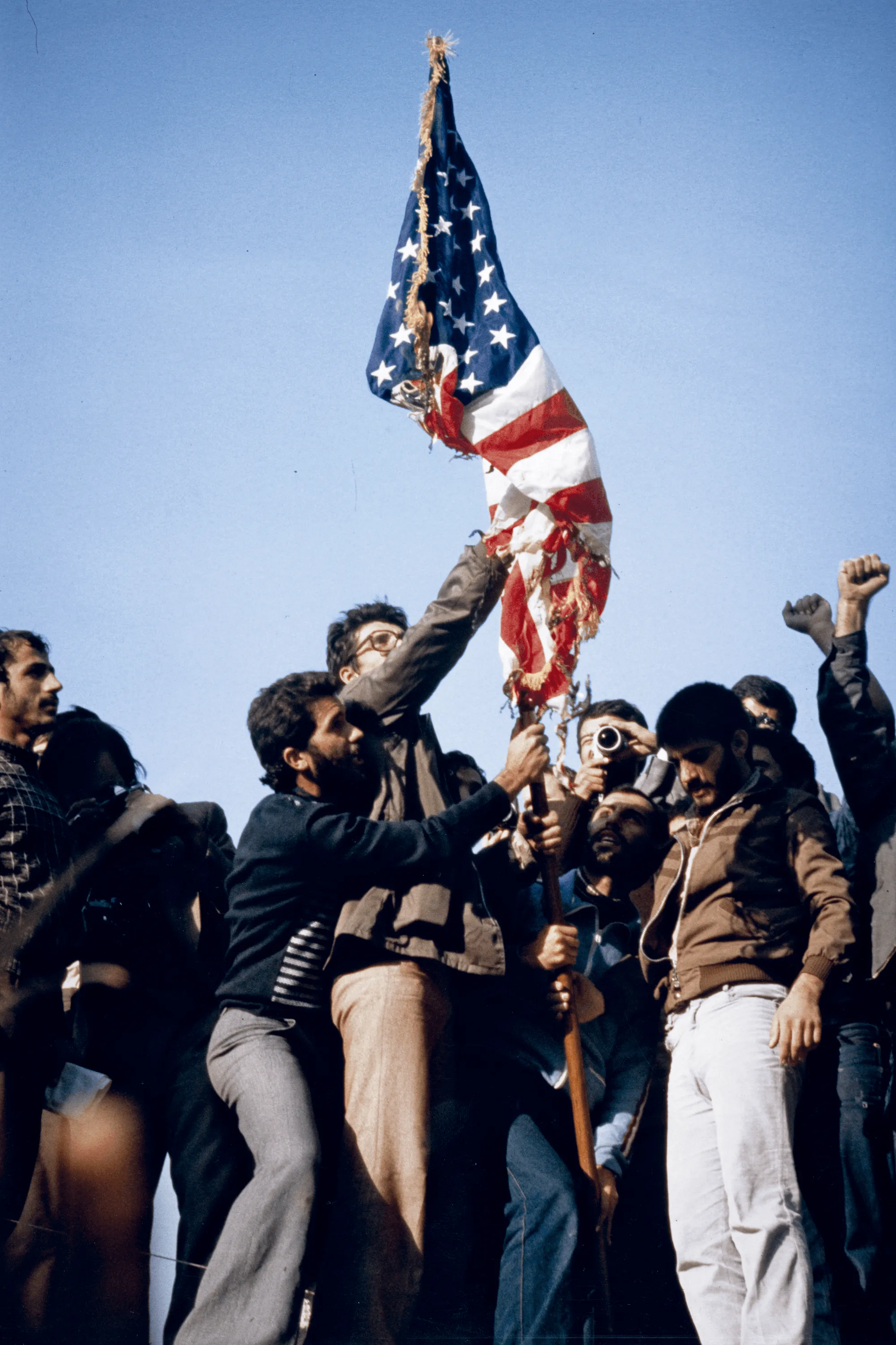 Philippe Ledru, Iraniens brûlant le drapeau américain à Téhéran, 8 novembre 1979, photographie.
