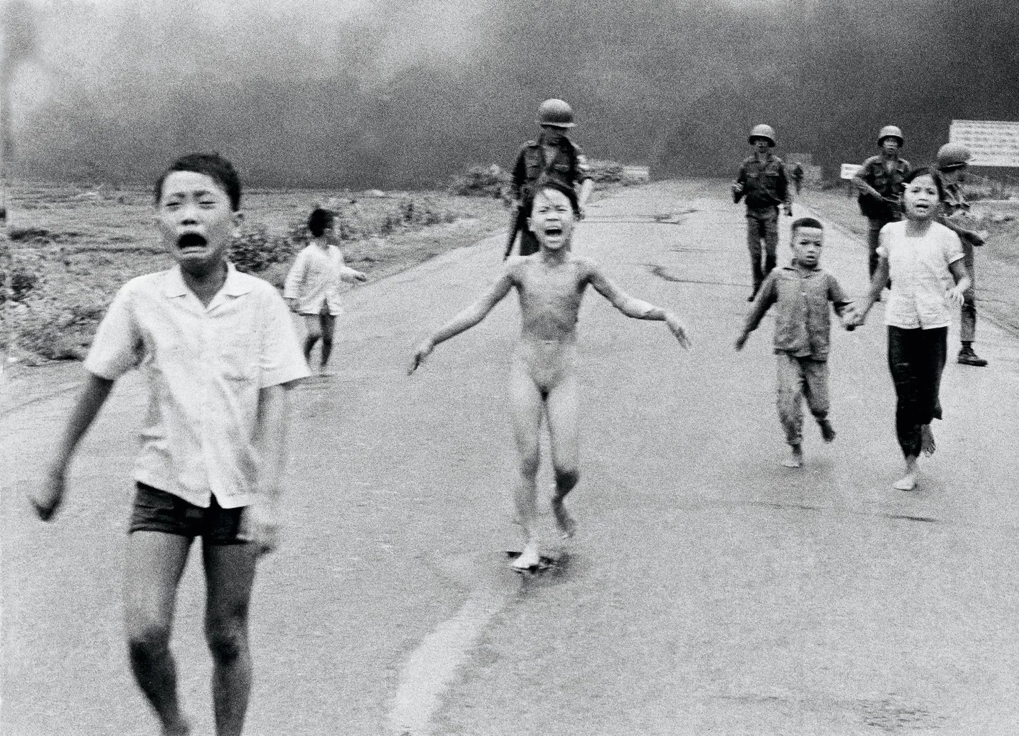 Nick Ut, fillette vietnamienne brûlée après un bombardement au napalm, 8 juin 1972, photographie