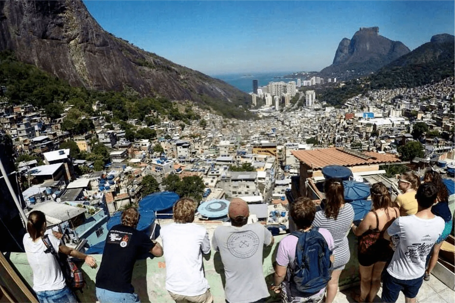 Des touristes dans un « favela Tour » à Rio, 2017.