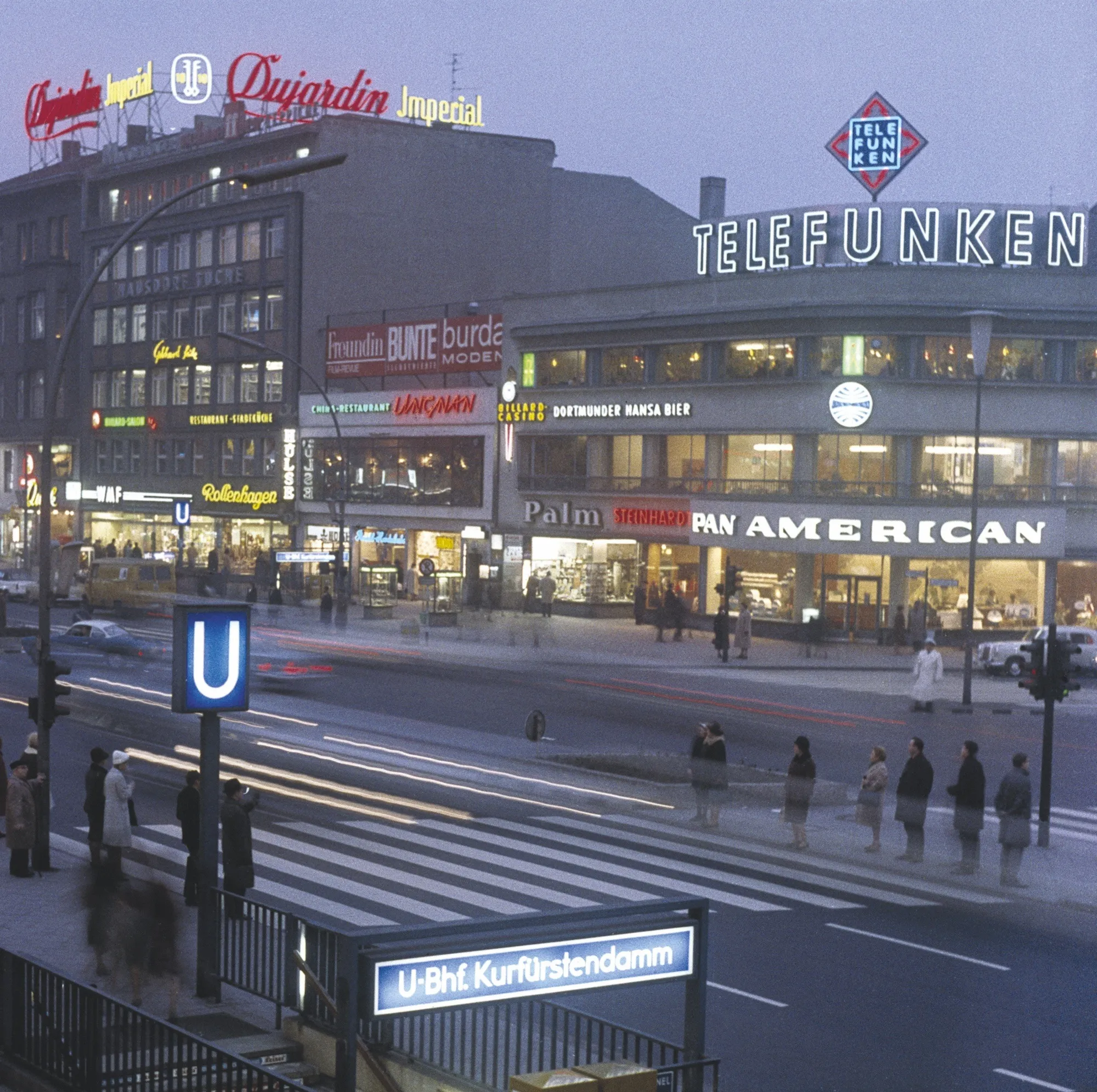 Grande rue commerçante de Berlin-Ouest, 1964, photographie