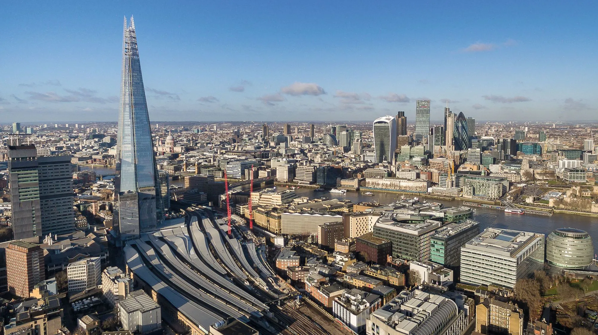 « The Shard », nouveau symbole de la puissance de Londres, a été inaugurée en 2013 sur la rive Sud de la Tamise. Cette tour fait face au quartier d'affaires de la City.
