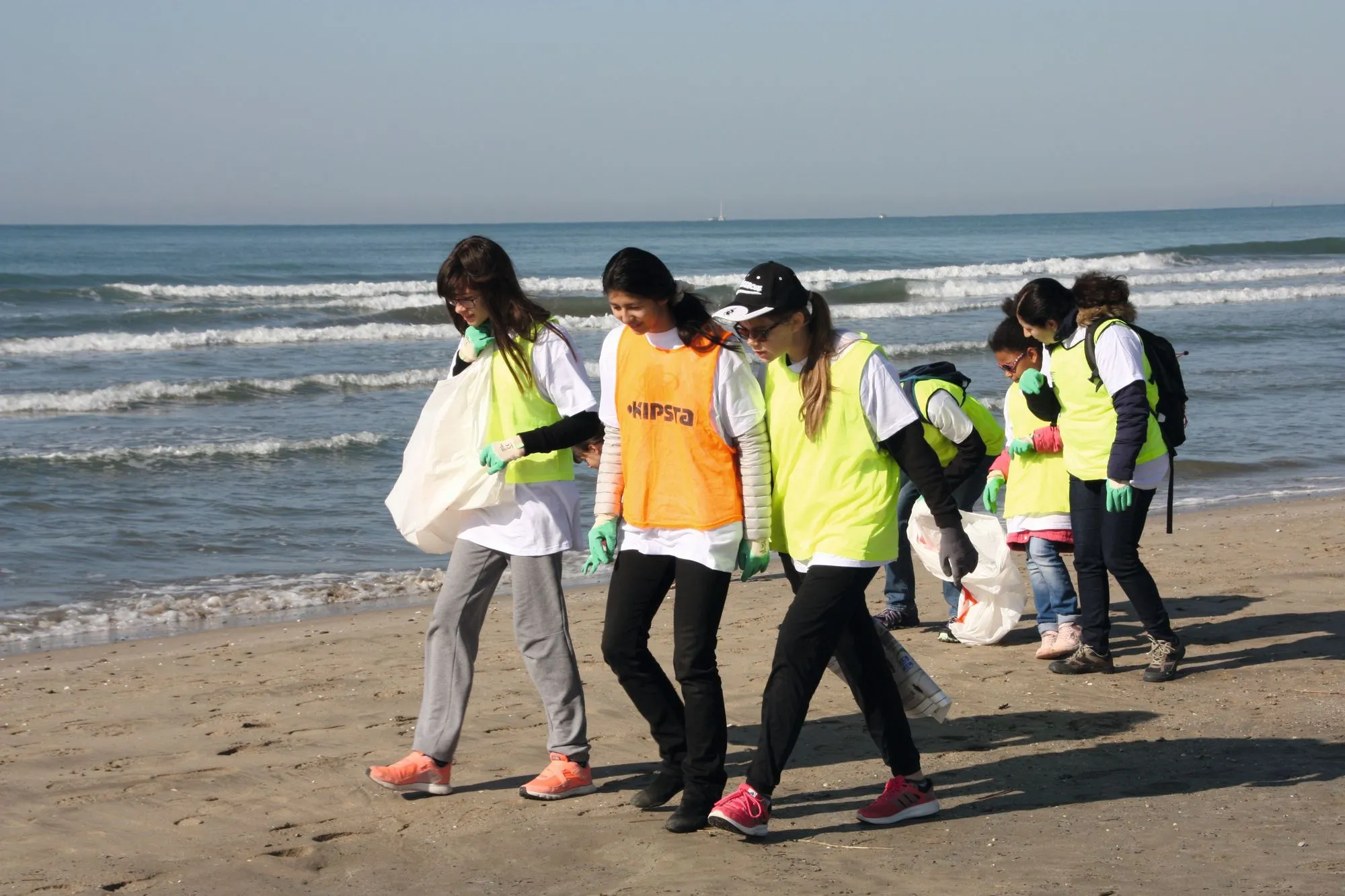 Groupe d'élèves nettoyant les plages