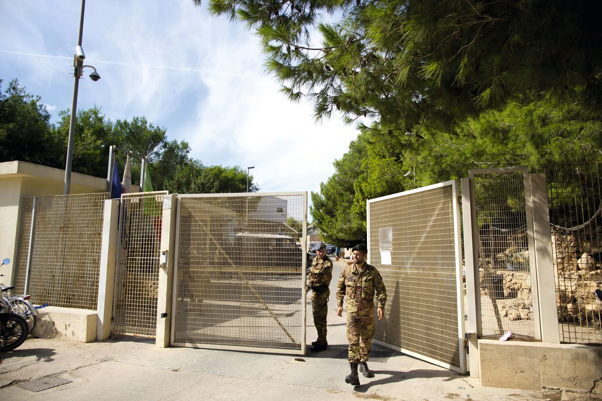 L'entrée d'un centre de rétention de migrants à Lampedusa (Italie)