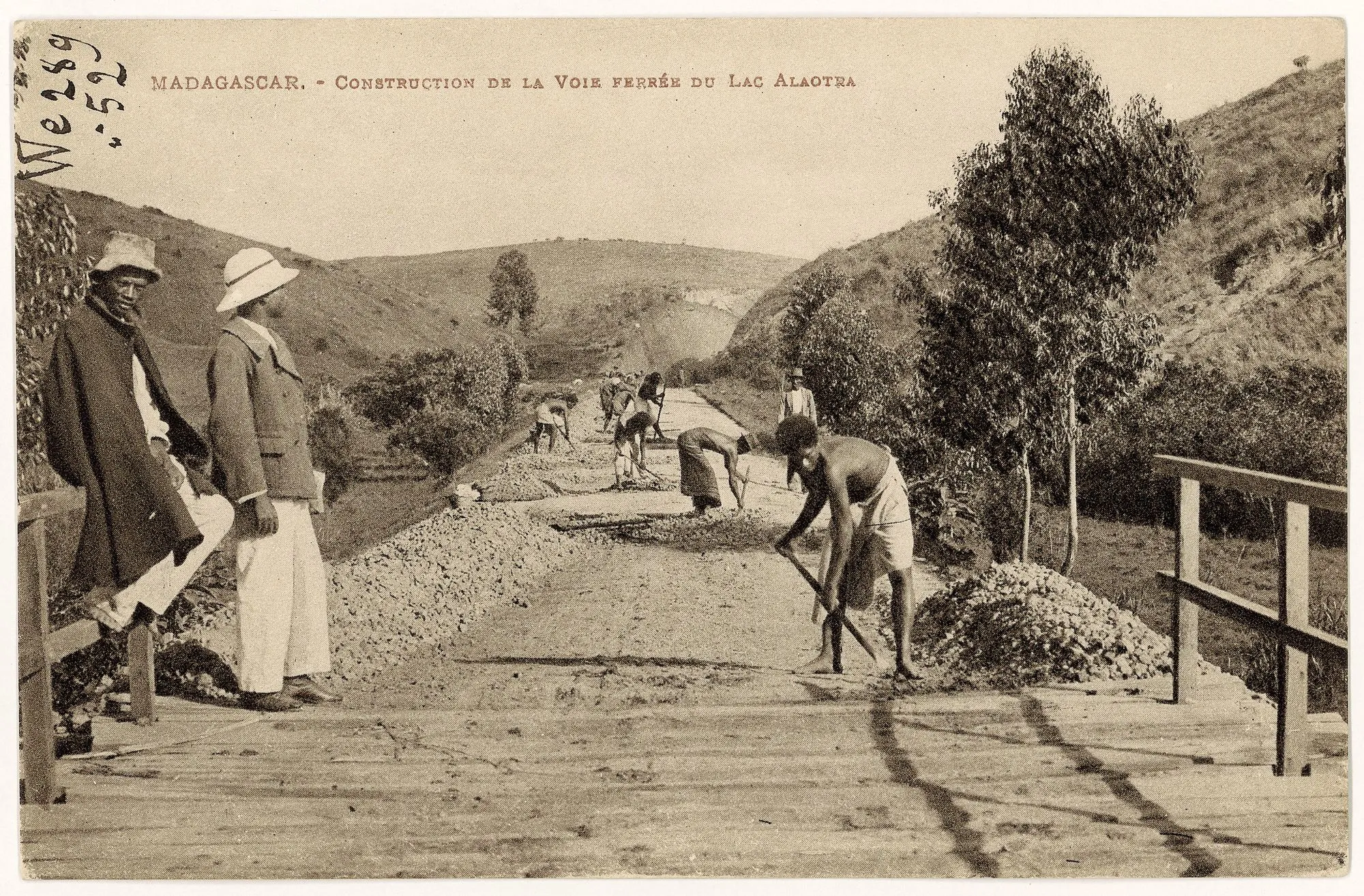 Construction de la voie ferrée Tananarive‑Tamatave à Madagascar, photographie anonyme, v. 1908.