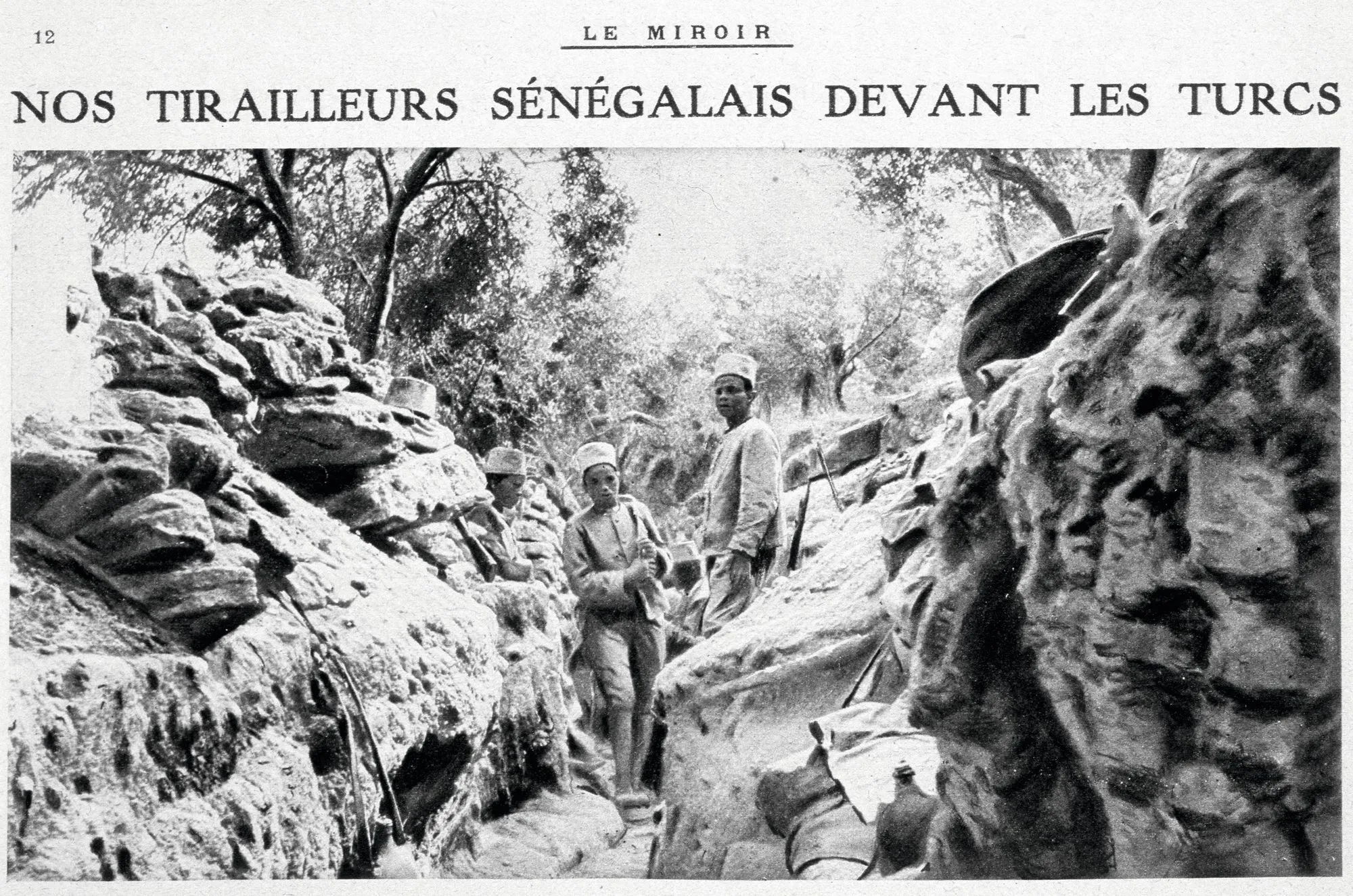 Tirailleurs sénégalais devant les Turcs, une de la revue Le Miroir, 28 novembre 1915