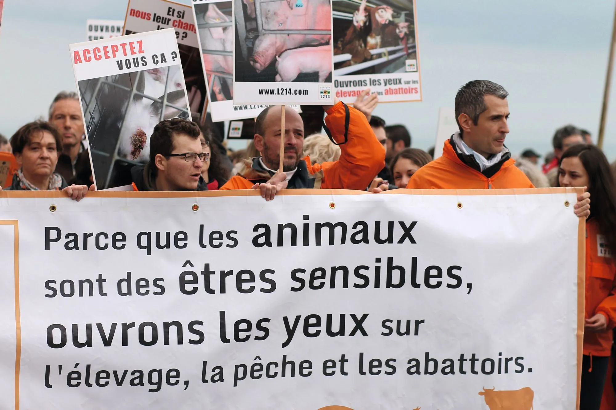 Le 4 avril 2015, des militants de l'association L214 protestent contre la construction d'une ferme‑usine à Poiroux