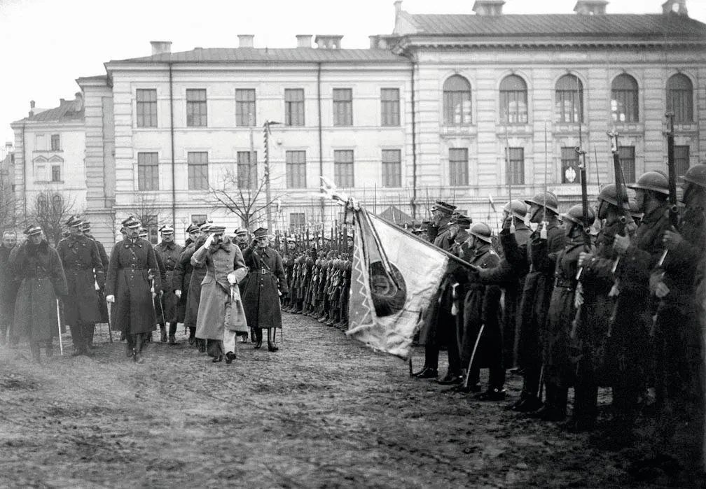 Le maréchal Jozef Pilsudski inspecte ses troupes à Vilnius 1919