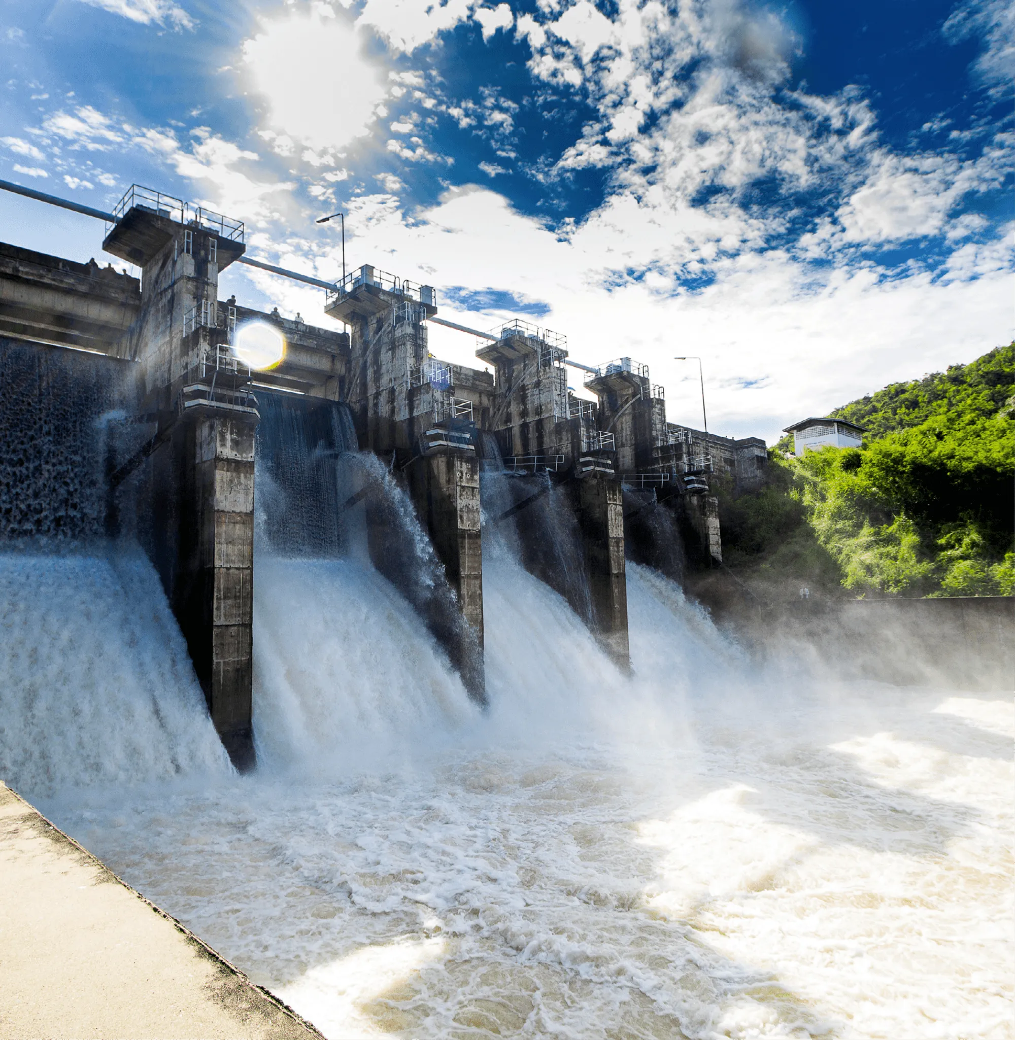 Déversement de la capacité excédentaire d'eau du barrage par ruissellement