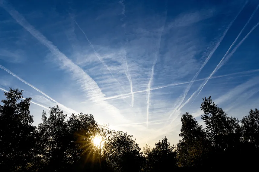 Traînées de condensation d'avions