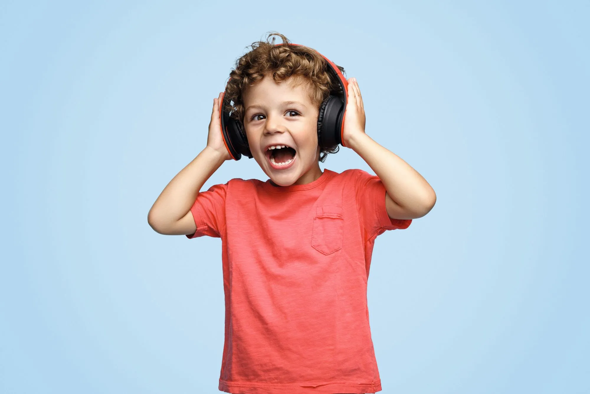Un enfant écoutant de la musique
