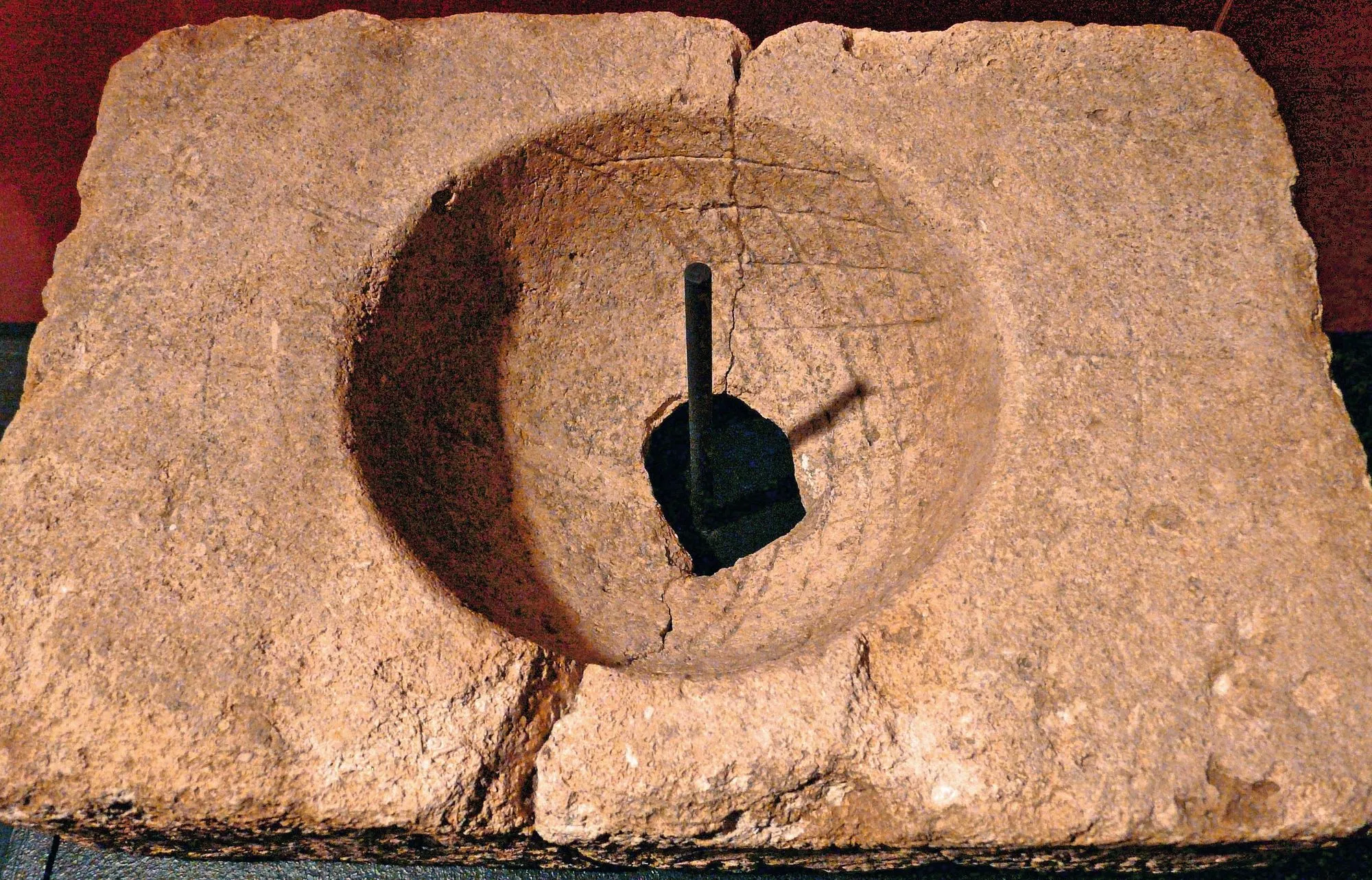 Tige verticale d'un cadran solaire en forme de bol.