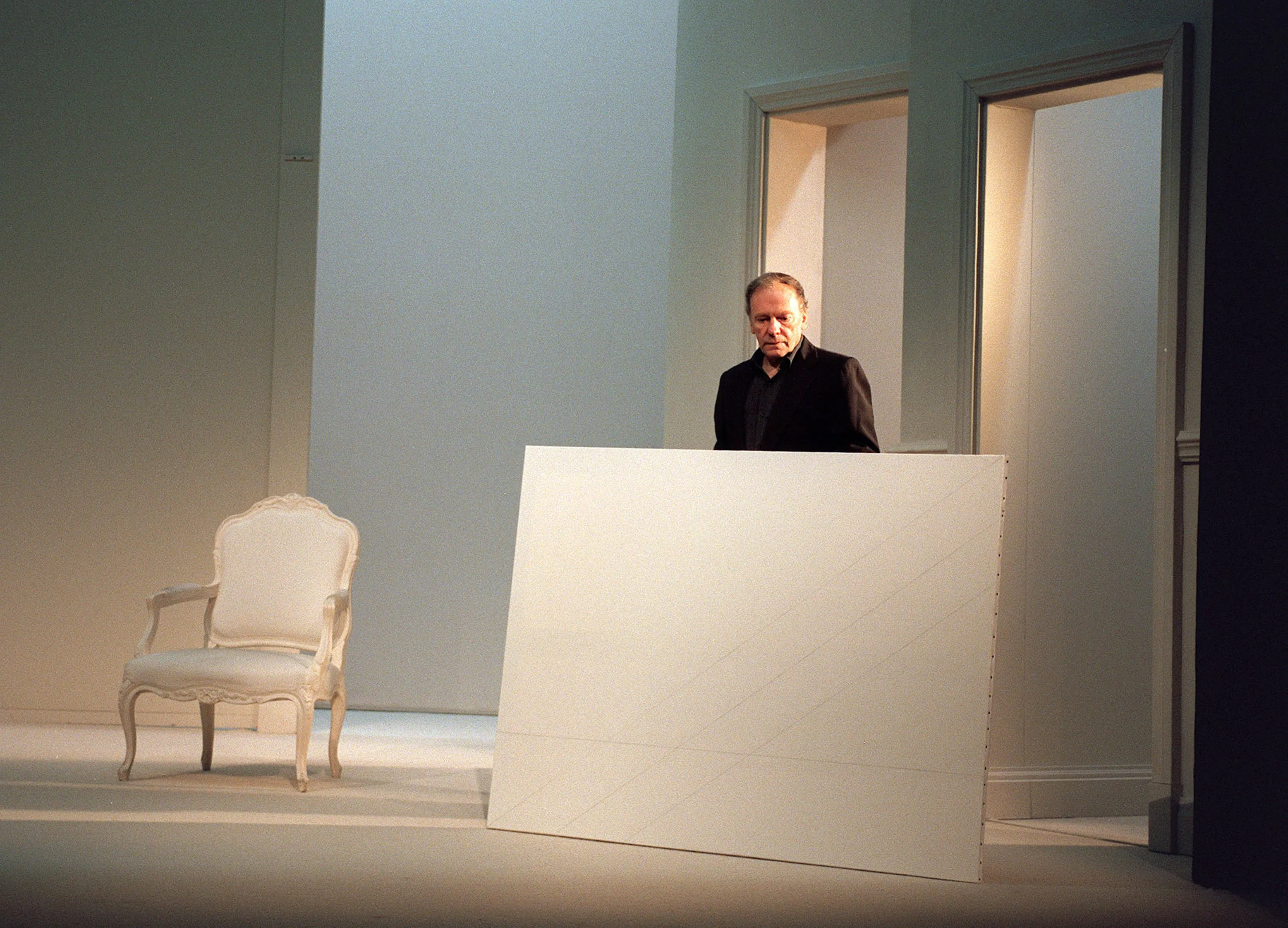 Art, Yasmina Reza, Mise en scène de Patrice
Kerbrat au théâtre Hébertot,
Paris, 1998, avec Jean-Louis
Trintignant (Serge).