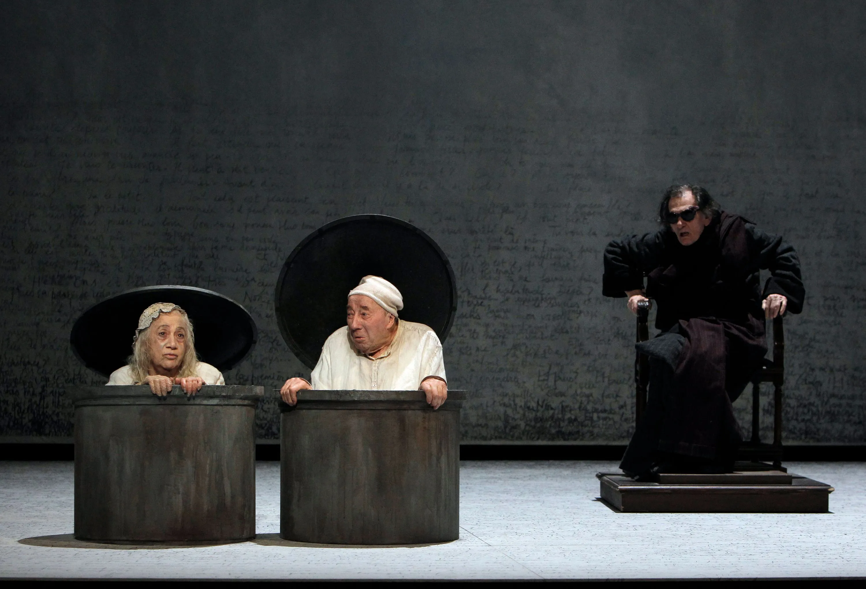 Beckett, Fin de partie, mise en scène d'Alain Françon
à l'Odéon-Théâtre de l'Europe,
Paris, 2013, avec Isabelle
Sadoyan, Serge Merlin et
Michel Robin