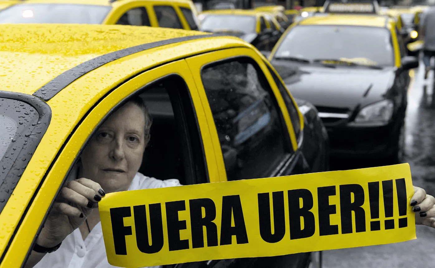 Imagen de una protesta contra Uber por intrusismo laboral en Argentina, AFP, 2016