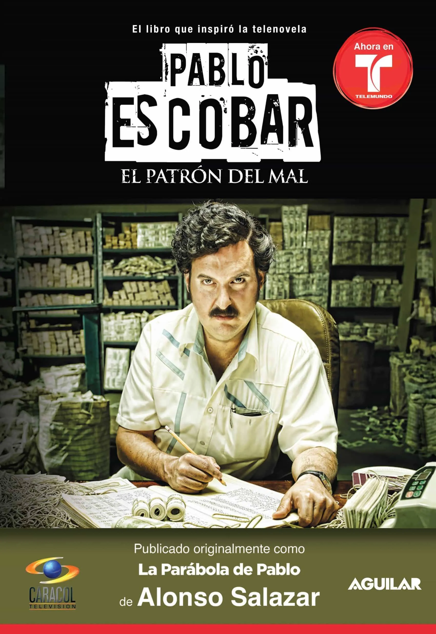 Couverture du livre &quotPablo Escobar: El Patrón del Mal" d'Alonso Salazar, montrant Escobar écrivant au milieu de liasses d'argent.