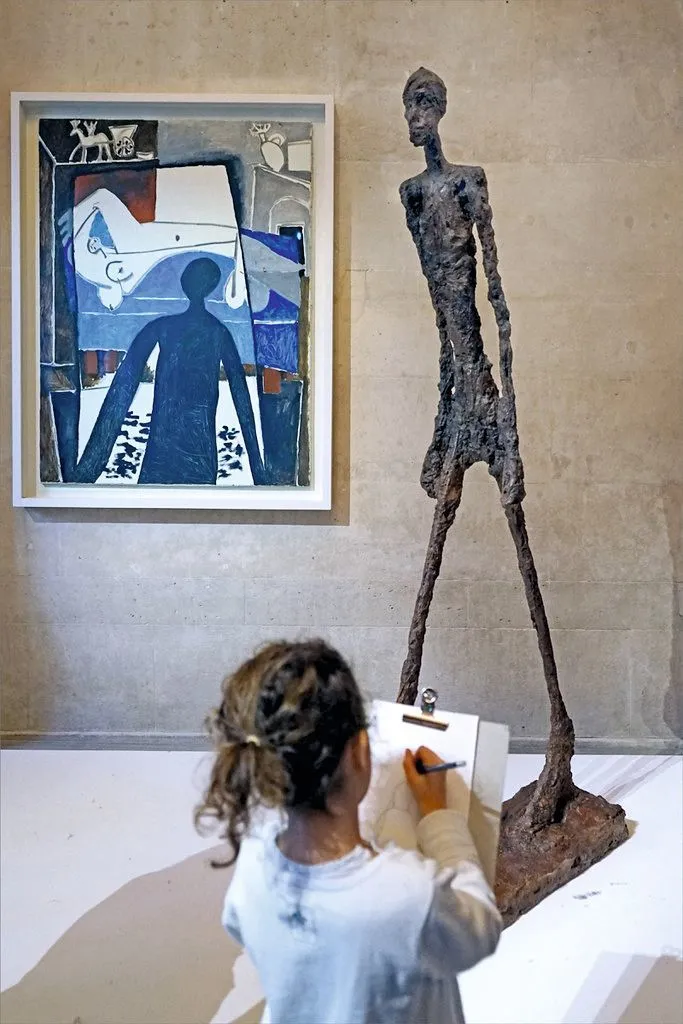 Una niña dibujando delante del cuadro La Sombra de Pablo Picasso, Musée Picasso París, 04/02/2017.