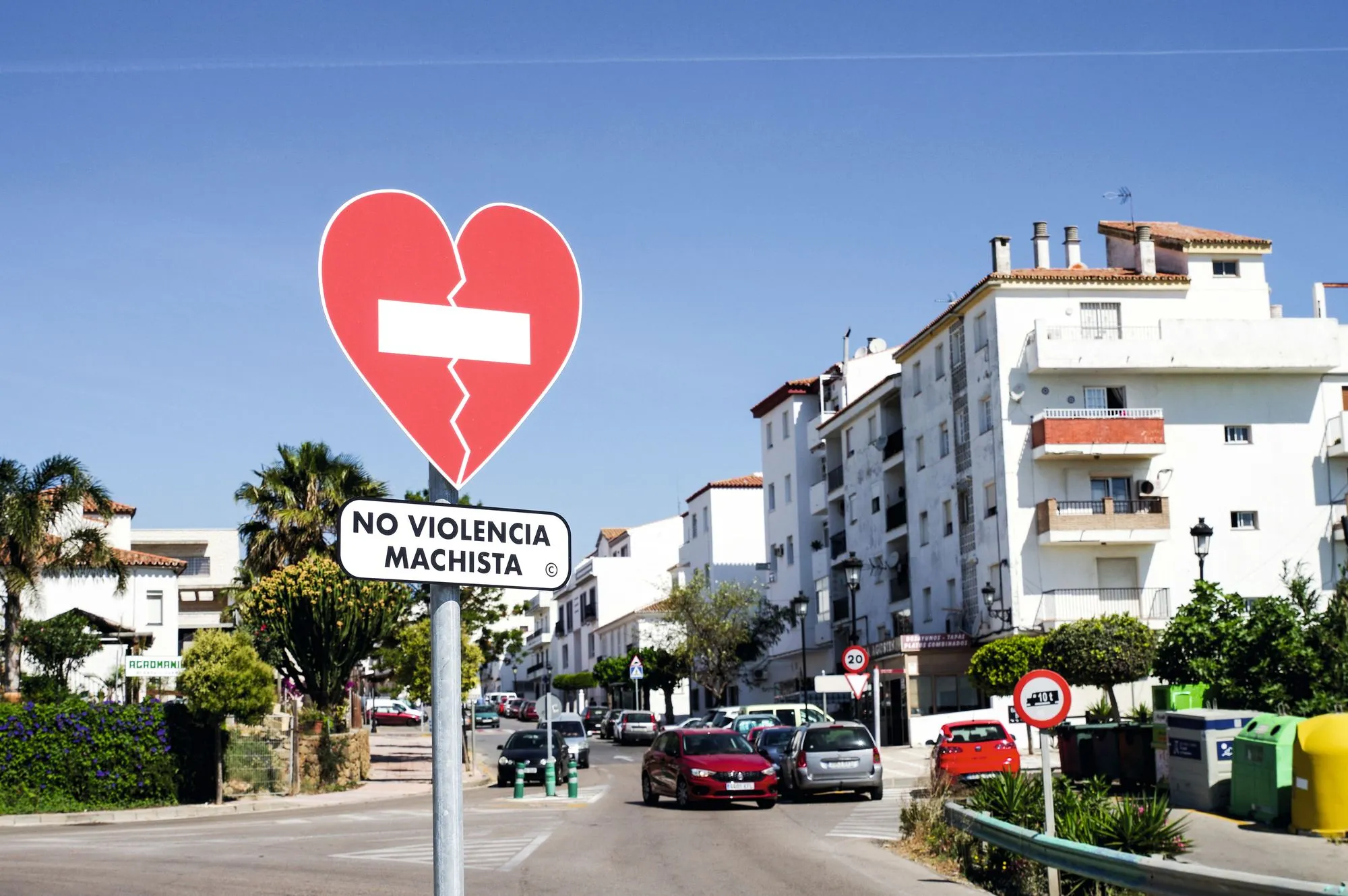 Granada se llena de señales de tráfico contra la violencia machista en abril de 2019.