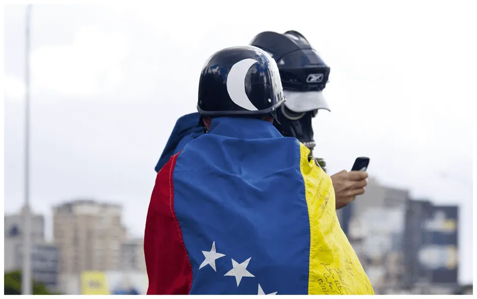Dos manifestantes durante una protesta contra el Gobierno de Nicolás Maduro en Caracas, 2017