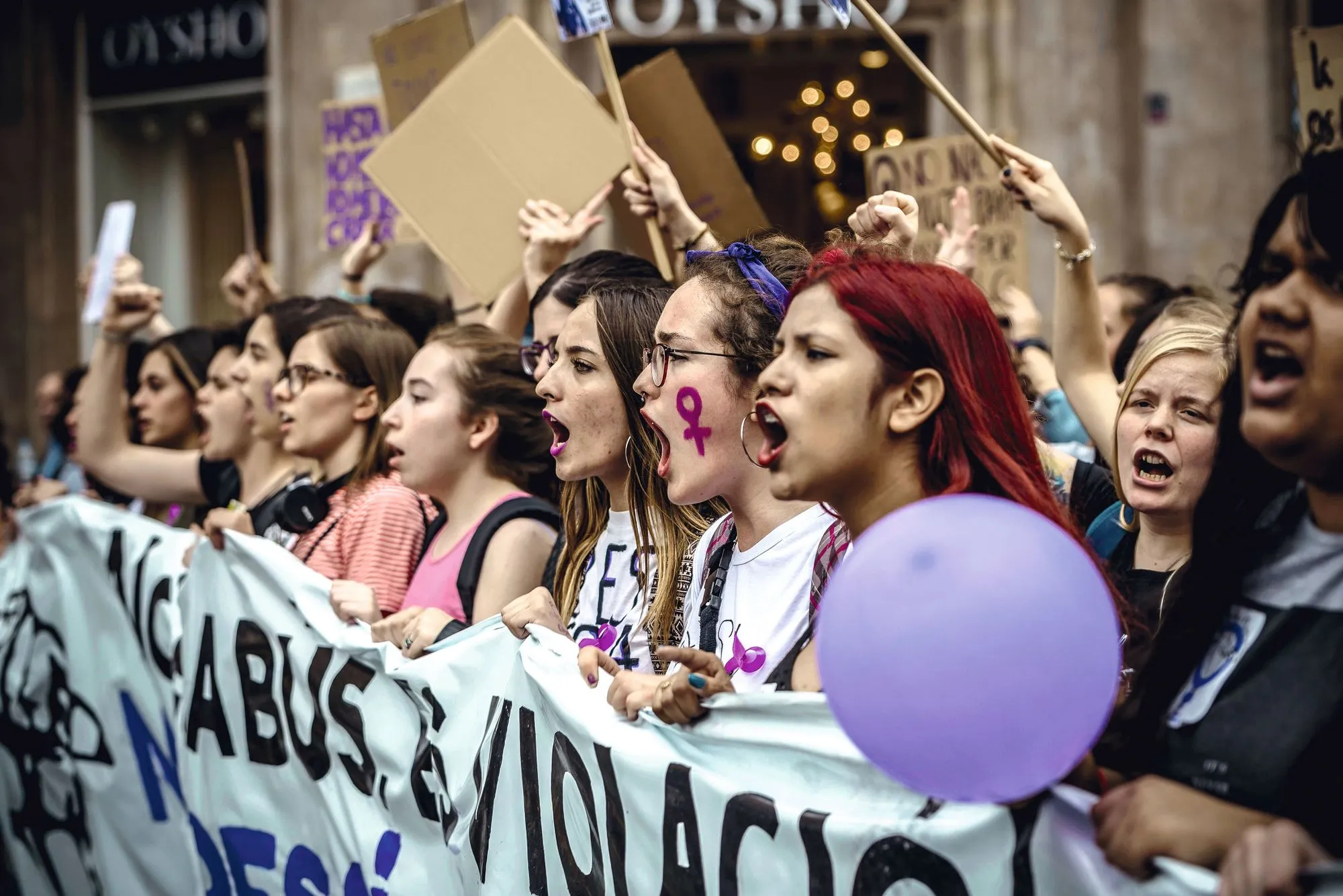 Bajo el lema «No es el abuso, es la violación», estudiantes manifiestan en contra de la libertad provisional de los cinco violadores del caso de La Manada, 2018