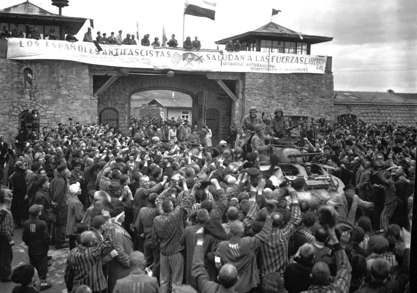 Los españoles antifascistas saludan a las fuerzas liberadoras, fotografía del campo Mauthausen en Linz, Austria, 1945.
