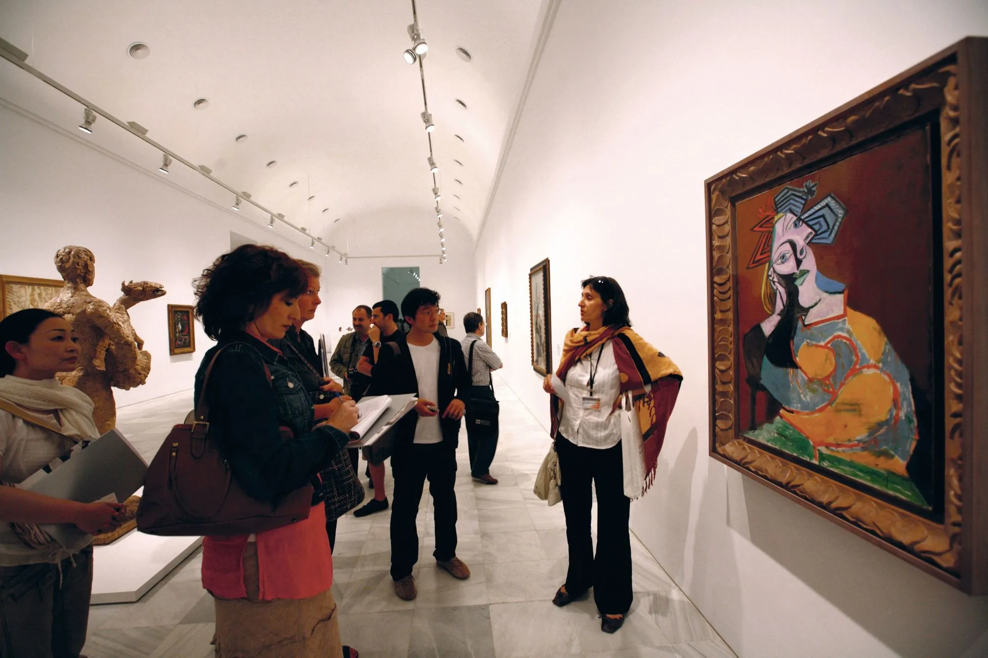 Una guía introduce la pintura de Picasso a un grupo de visitantes  en el Museo Nacional de Arte Reina Sofía, Madrid, 2010.