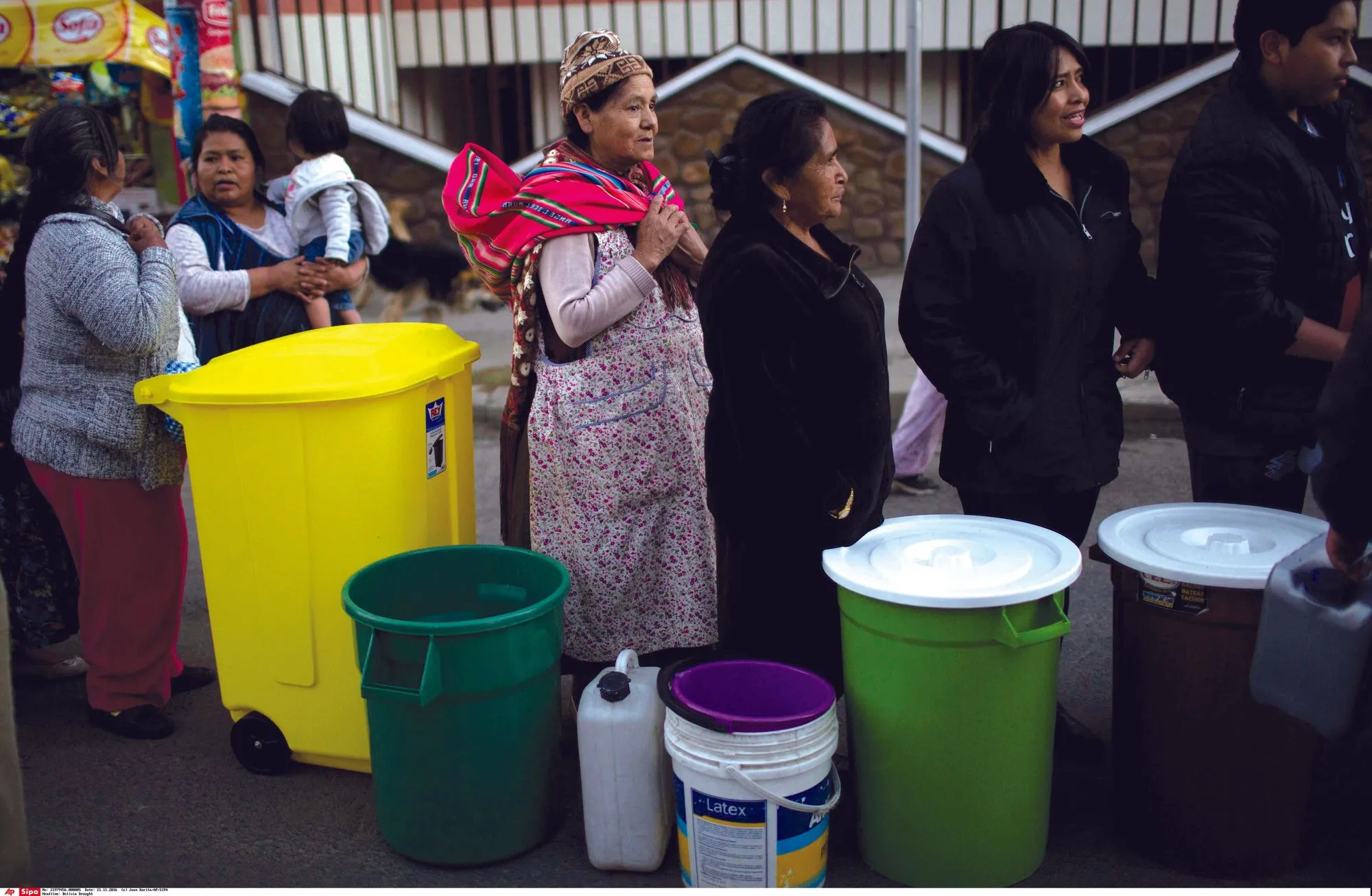Mujeres bolivianas van a buscar agua en época de restricción, 2016.