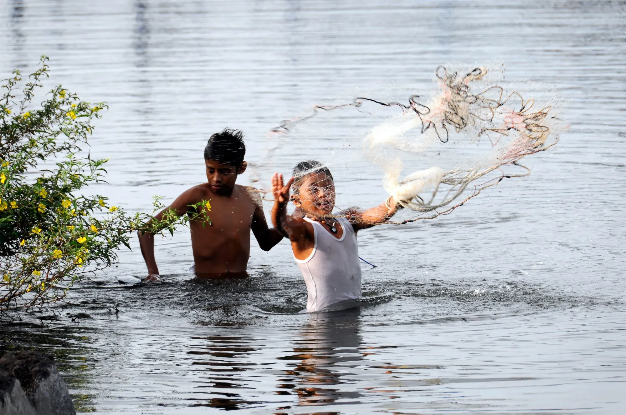 Niños pescando en el lago de Nicaragua, 2009.