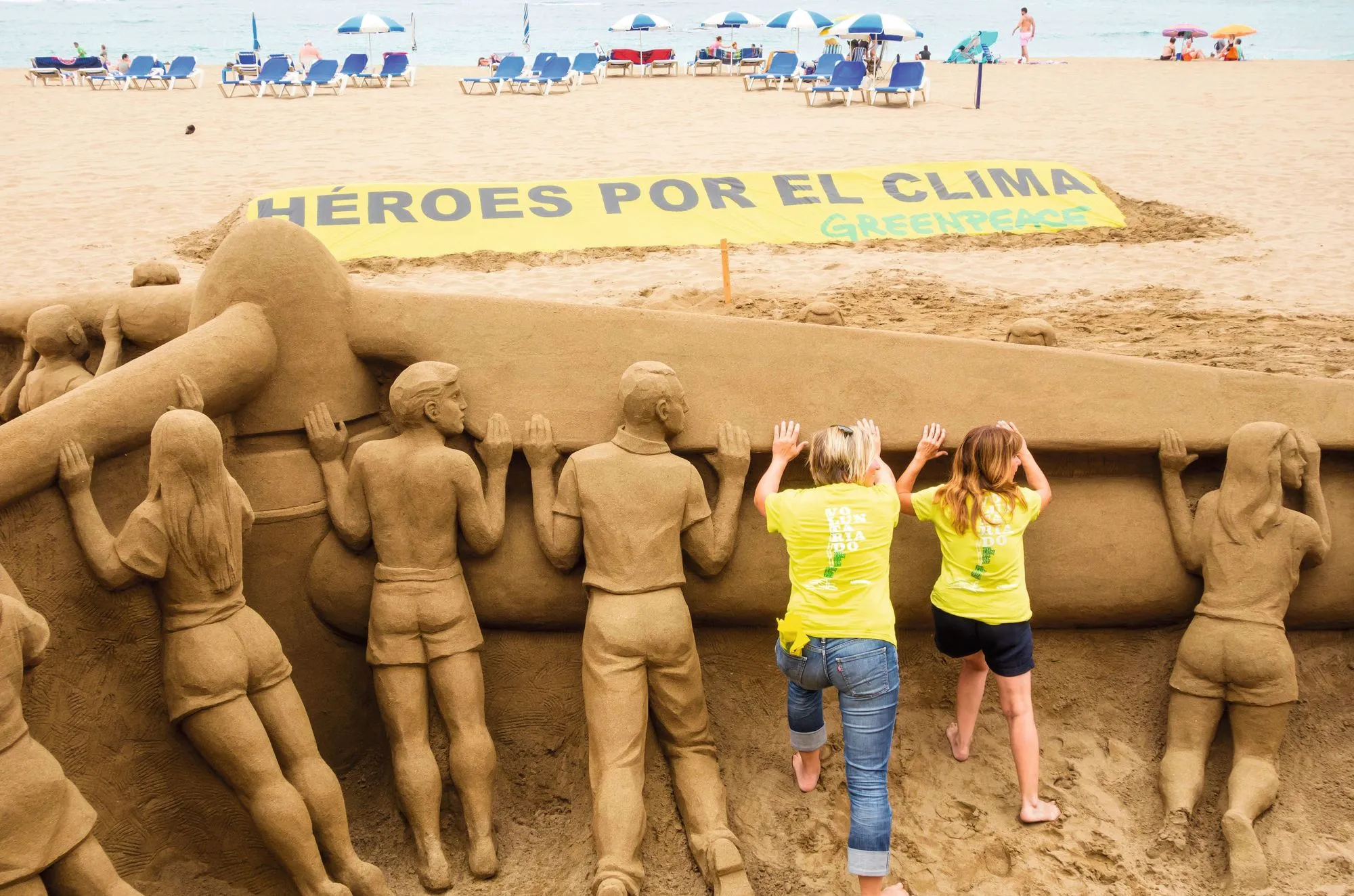 Campaña de Greenpeace España en la playa de las Canteras, Las Palmas.